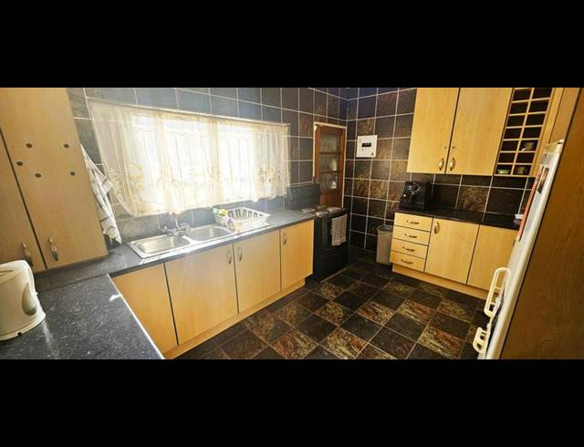 4 BEDROOM HOUSE FOR SALE IN VAAL MARINA